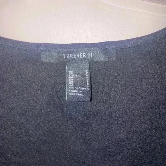 FOREVER 21 black sateen cropped low v-neck size Small - Picture 4 of 4